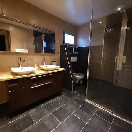 Maison Individuelle Avec Sa Piscine Et Son Jacuzzi Prives *