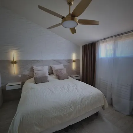 Maison Individuelle Avec Sa Piscine Et Son Jacuzzi Prives Villa *
