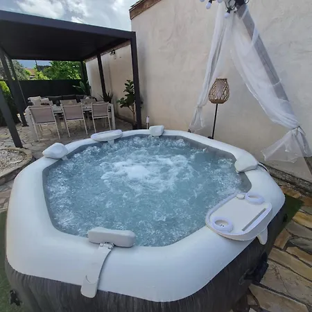 Maison Individuelle Avec Sa Piscine Et Son Jacuzzi Prives *