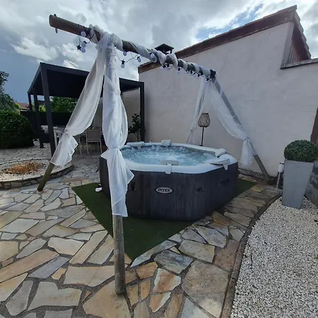 Villa Maison Individuelle Avec Sa Piscine Et Son Jacuzzi Prives
